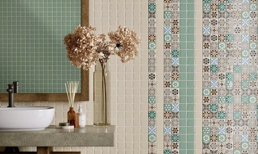 Стена из мозаики в ванной