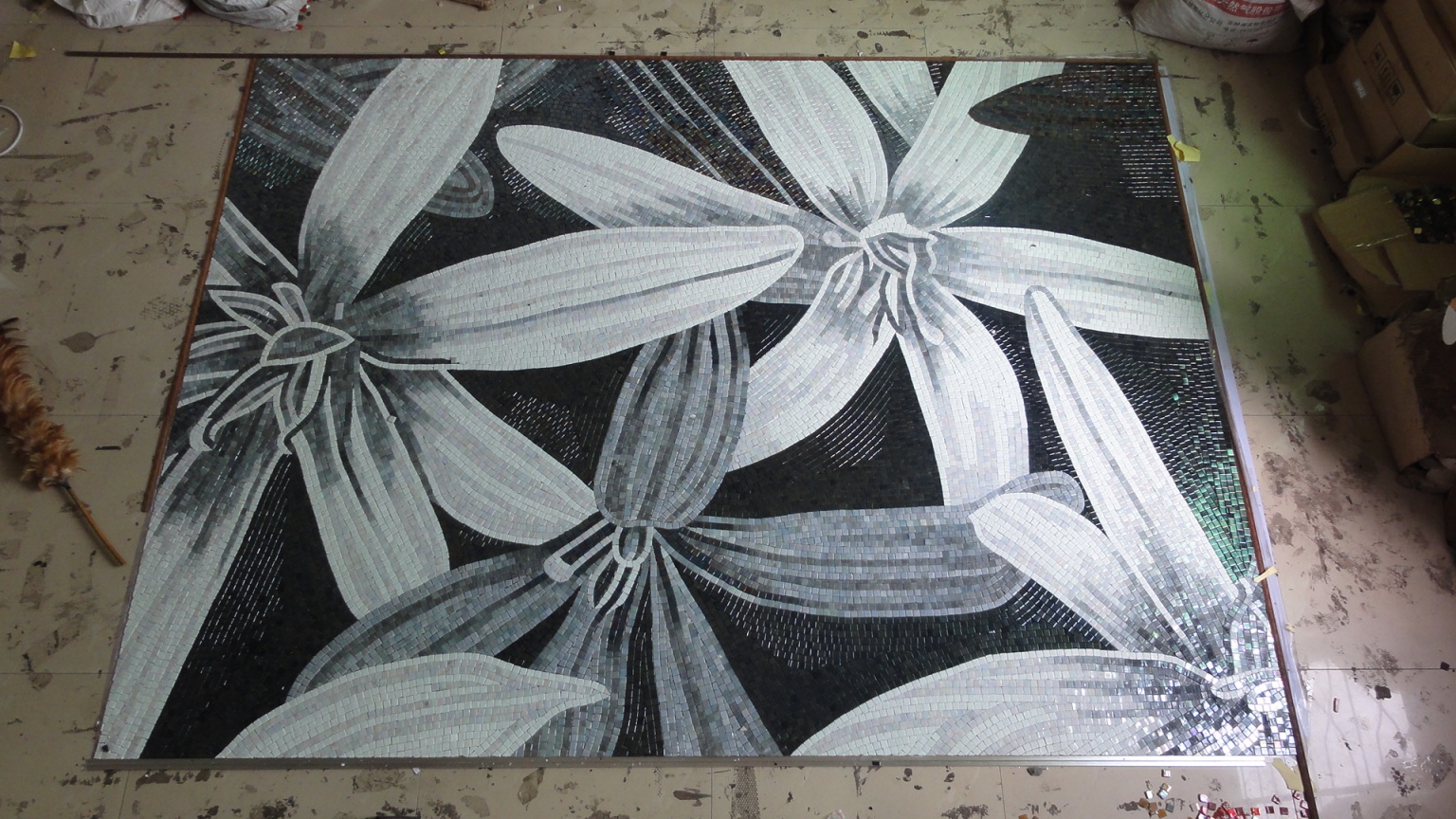 Мозаика Чёрно белое мозаичное панно с цветами 7