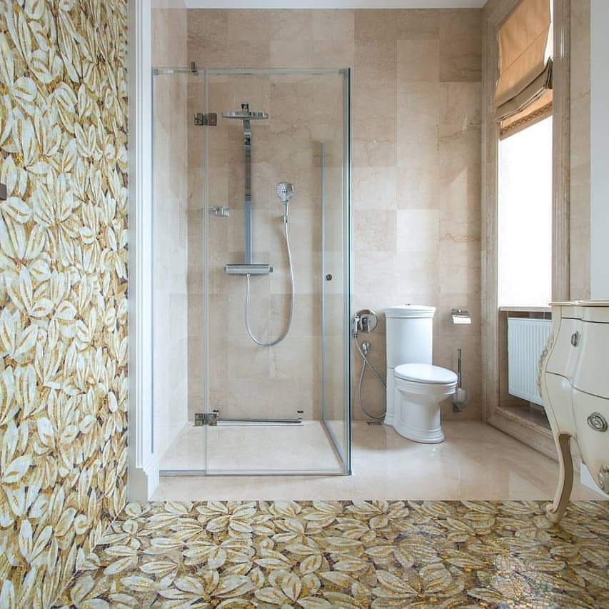 Панно из мозаики с цветами в ванной
