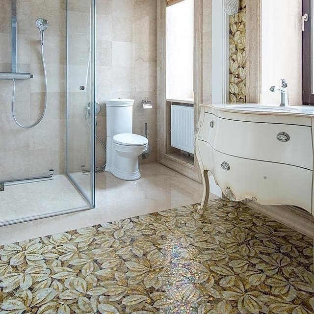 Мозаичные панно с цветами в ванной