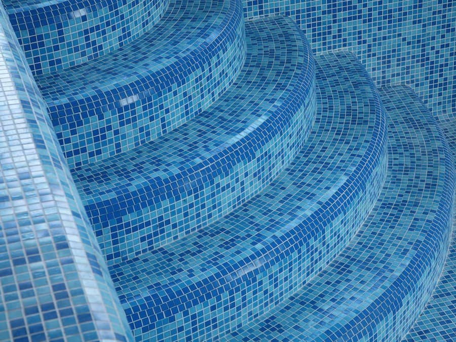 Лестница бассейна из мозаики