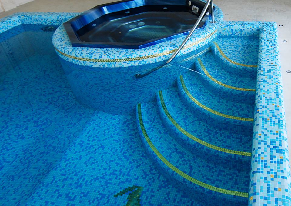 Ступени бассейна из голубой мозаики