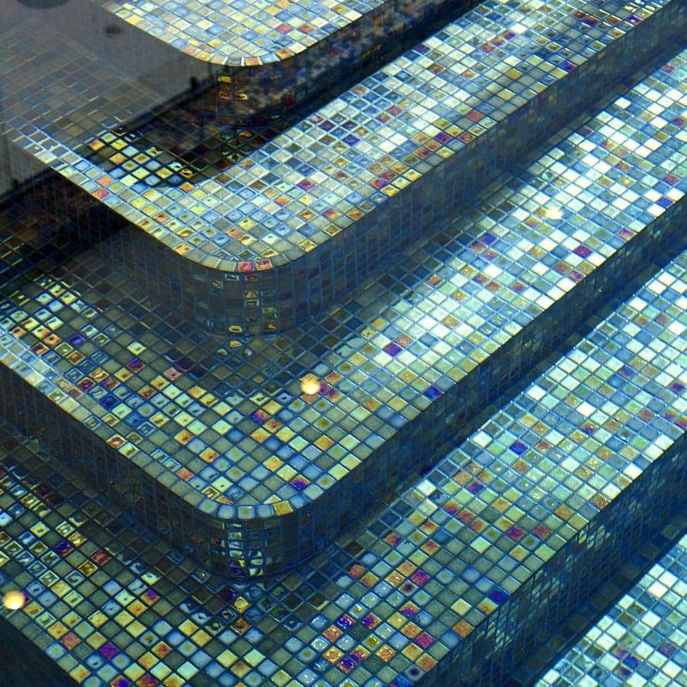 Лестница бассейна из перламутровой мозаики