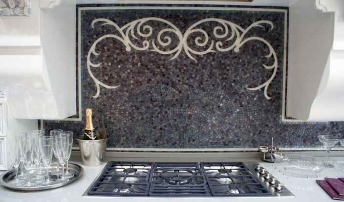 Мозаика над плитой в кухне