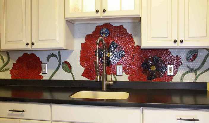 Мозаичное панно маки на кухне