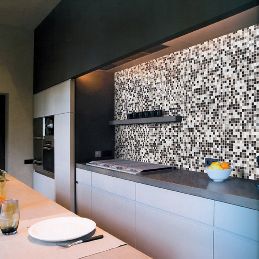 Черно белая мозаика в интерьере кухни