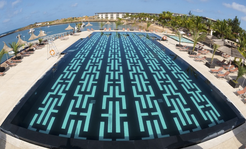 Люминесцентная мозаика в бассейне