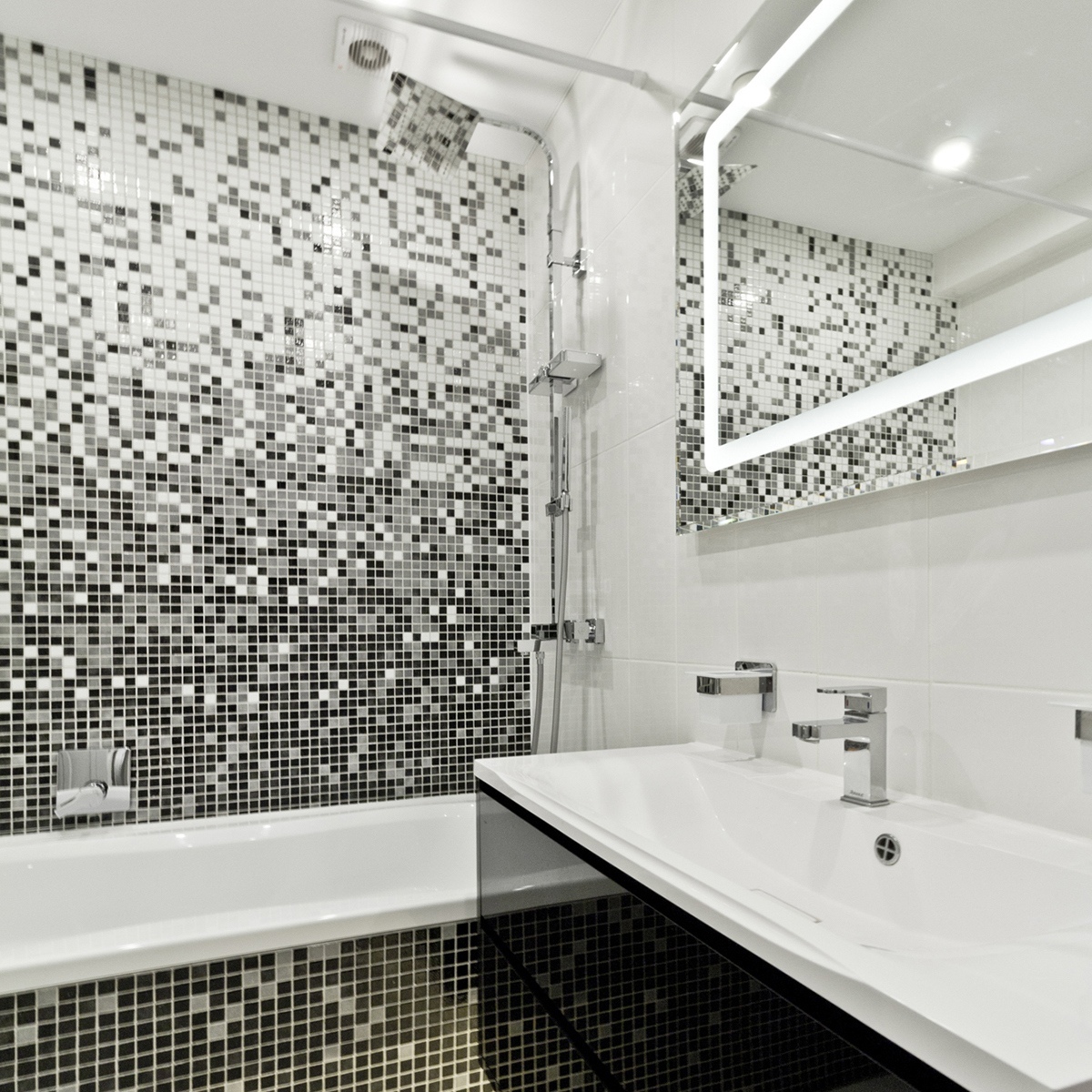 Мозаичная растяжка на стене в ванной