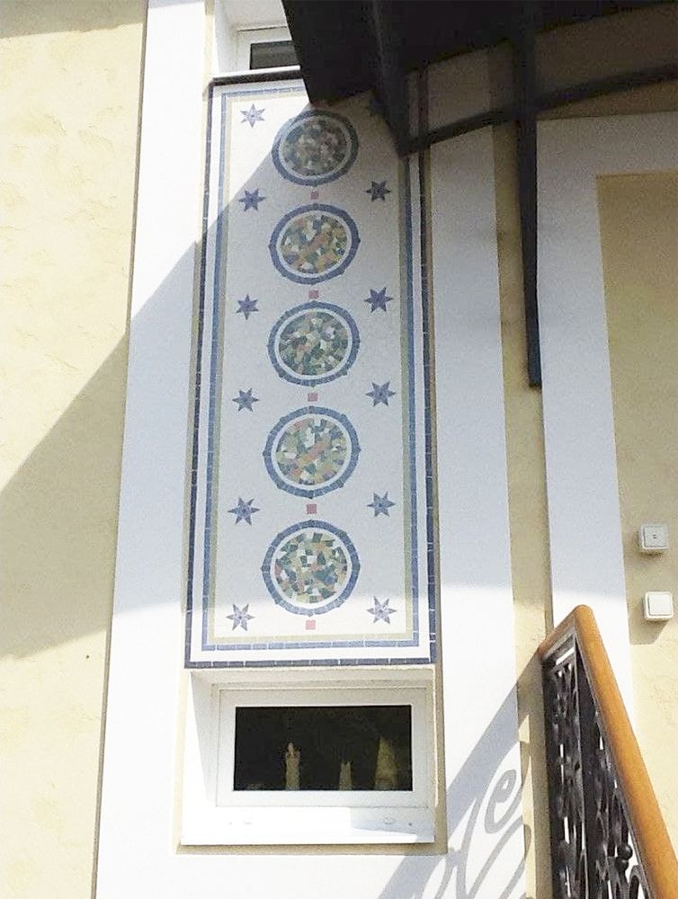 Мозаичное панно на фасаде