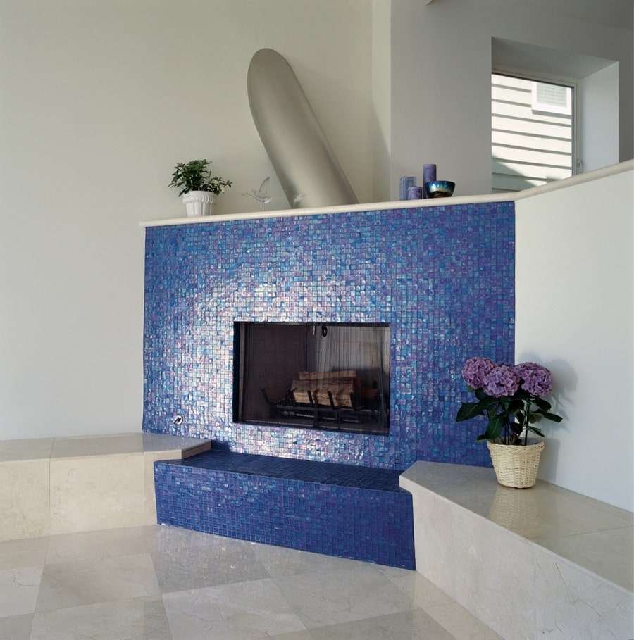 Камин с синей мозаичной отделкой