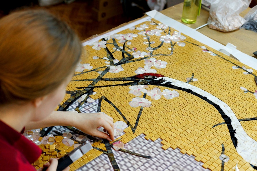 Процесс сборки мозаичного панно