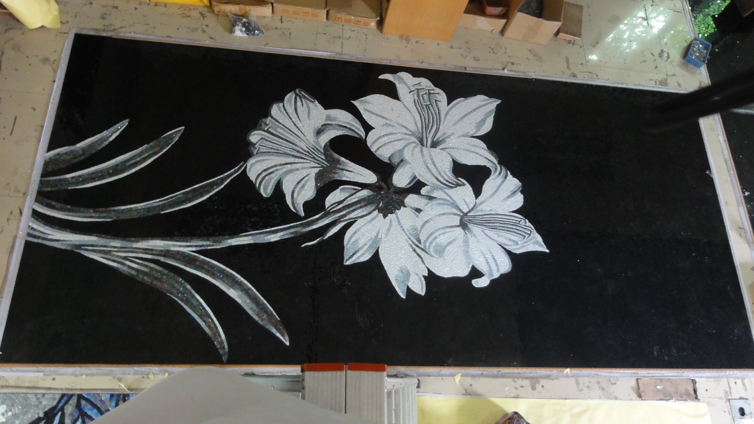 Мозаика Чёрно белое мозаичное панно с цветами 8