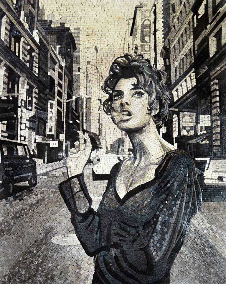 Портрет девушки из стеклянной мозаики