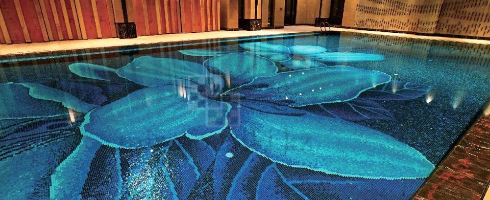 стеклянная мозаика в бассейне