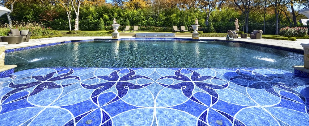 орнамент из мозаики в бассейне