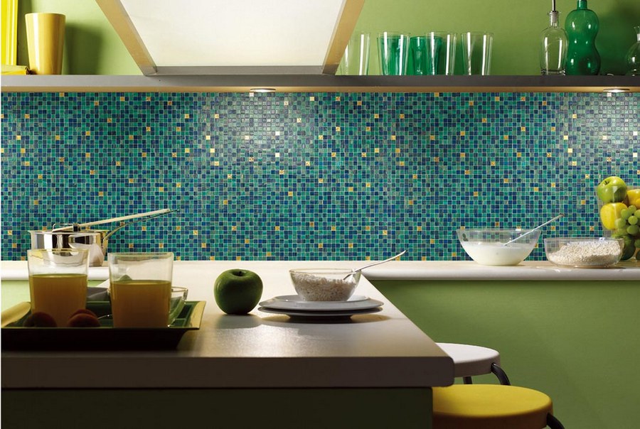 Зеленый фартук из мозаики на кухню